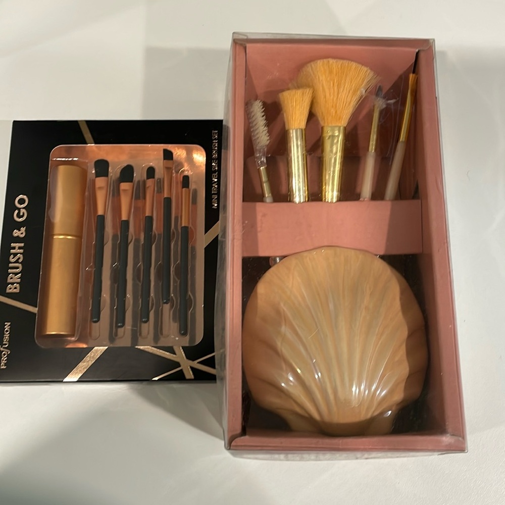 VINTAGE CARISSA 5 PIECE BRUSH SET WITH HOLDER